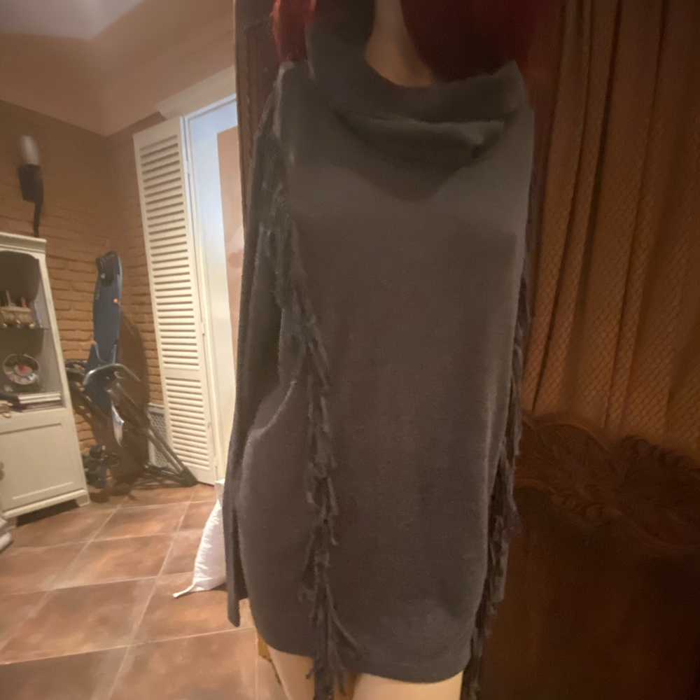 SHE AND SKY PULLOVER TOP